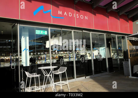 Vue extérieure de Madison bar et restaurant à tapas à un nouveau changement toit-terrasse dans la ville de London EC4 England UK KATHY DEWITT Banque D'Images