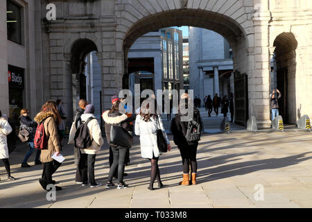 Vue arrière des jeunes femmes dans un groupe de visiteurs touristes dans la ville de London England UK KATHY DEWITT Banque D'Images