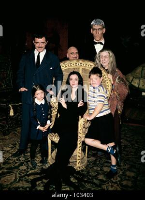 La famille ADDAMS, John Astin, JACKIE COOGAN, TED CASSIDY, Marie Blake, LISA LORING, CAROLYN JONES , KEN WEATHERWAX, 1964 Banque D'Images