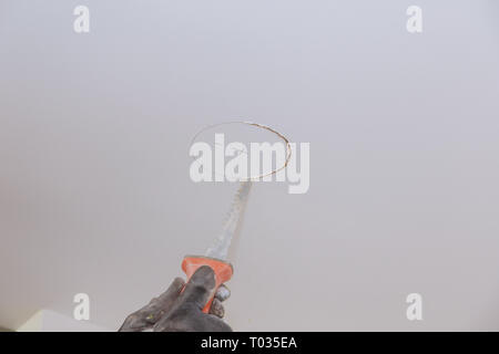 Dans le cas d'un plafond coupe feu écologique par electricien à trous ronds Banque D'Images