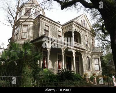 Gros plan sur la tourelle d'une maison coloniale le long de l'avenue historique Charles à la Nouvelle-Orléans, Louisiane. Banque D'Images