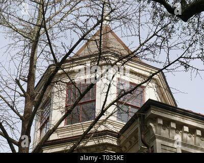 Gros plan sur la tourelle d'une maison coloniale le long de l'avenue historique Charles à la Nouvelle-Orléans, Louisiane. Banque D'Images