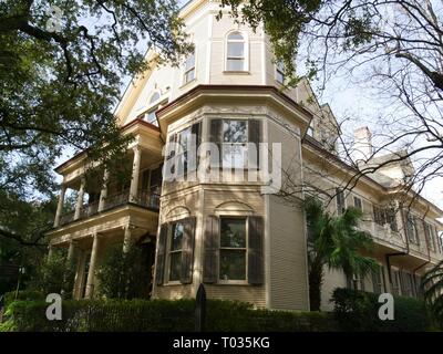 Gros plan moyen sur l'une des maisons coloniales le long de l'avenue historique Charles à la Nouvelle-Orléans, Louisiane. Banque D'Images