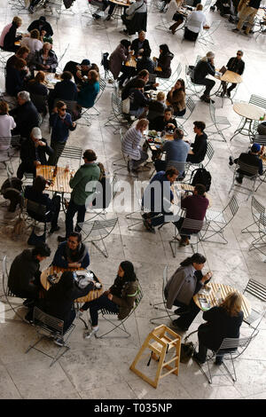 Los Angeles, États-Unis - 26 décembre 2015 : les visiteurs du Musée s'asseoir sur une terrasse extérieure du Getty Center sur des tables et chaises dans le café sur Dece Banque D'Images