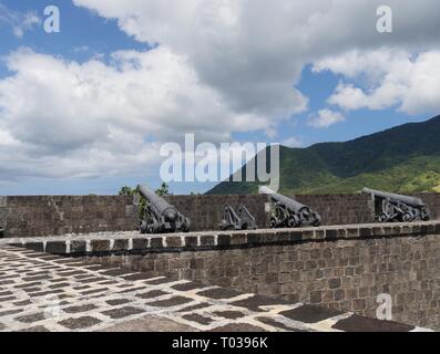 Canons faisant face à l'océan et aux collines de la forteresse nationale de Brimstone Hill à Saint-Kitts, Antilles Banque D'Images