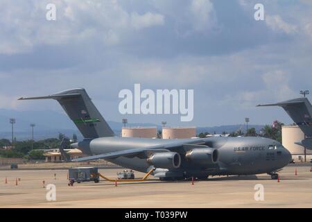 HONOLULU, HAWAII—SEPTEMBRE 2015 : un avion de la Force aérienne des États-Unis vu depuis une fenêtre d'avion à l'aéroport international d'Honolulu. Banque D'Images