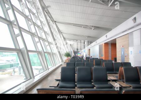 INCHEON, CORÉE—AOÛT 2014: Sièges confortables dans les zones de pré-départ à l'intérieur de l'aéroport international d'Incheon, le plus grand aéroport de Corée du Sud. Banque D'Images