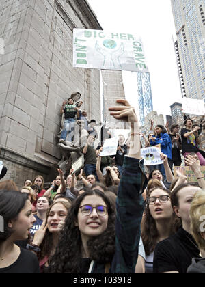 Grève des étudiants pour le changement climatique à Columbus Circle à New York, le 15 mars 2019. Banque D'Images