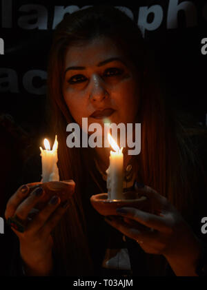 Lahore, Pakistan. 16 mars 2019. Les militants de la société civile et des membres de la société civile groupe 'Comité d'action conjoint pour les personnes détiennent des droits de plaque et veillée aux chandelles pour les victimes de Christchurch en Nouvelle-Zélande, tournage mosquée à Lahore le 16 mars 2019. Le ministre pakistanais des affaires étrangères dit qu'au moins six Pakistanais ont été tués dans la mosquée de Nouvelle-zélande fusillades. Credit : PACIFIC PRESS/Alamy Live News Banque D'Images