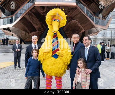 Chantiers d'Hudson est lagest développement privé à New York. Anderson Cooper, grand oiseau, Stephen Ross, Blake Hutcheson assiste à l'inauguration day, à Hudson Yards de Manhattan (photo de Lev Radin/Pacific Press) Banque D'Images