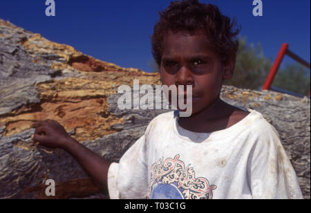 Jeune garçon YUELAMU autochtones, communautés autochtones (MOUNT ALLAN SCHOOL) Territoire du Nord, Australie. Banque D'Images