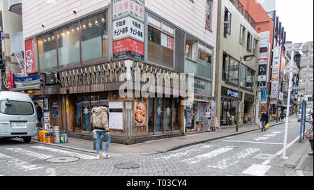 TOKYO, JAPON - 8 février 2019- Les gens marchent à Akasaka, un quartier résidentiel et commerçant de Minato Banque D'Images