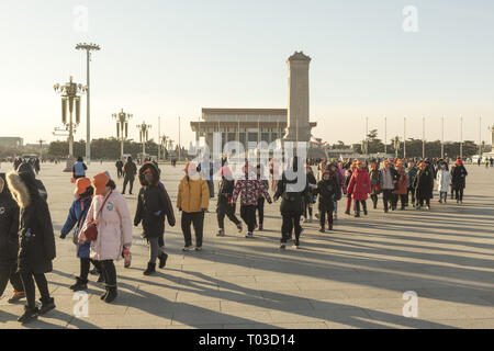 Les touristes chinois à la place Tiananmen à Beijing Banque D'Images