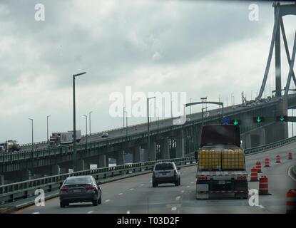NEW YORK CITY, États-Unis—SEPTEMBRE 2017 : des voitures franchissent le pont George Washington à New York, un jour sombre. Banque D'Images