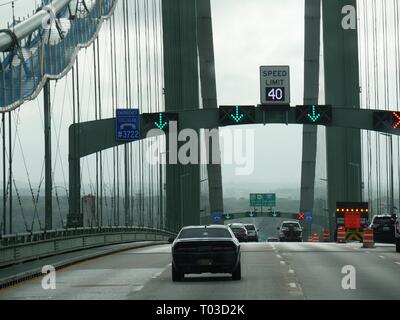 NEW YORK, États-Unis—SEPTEMBRE 2017 : des voitures traversent le pont George Washington à New York, un jour sombre. Banque D'Images