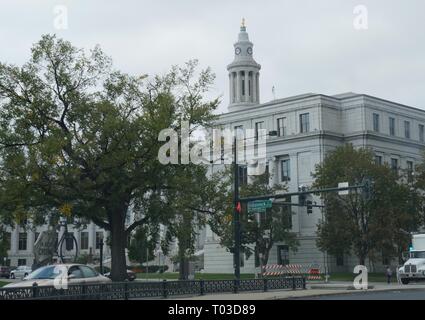 DENVER, COLORADO—OCTOBRE 2017 : vue sur le palais de justice de la ville et du comté de Denver depuis la rue Bannock, avec arbres dans le cadre. Banque D'Images