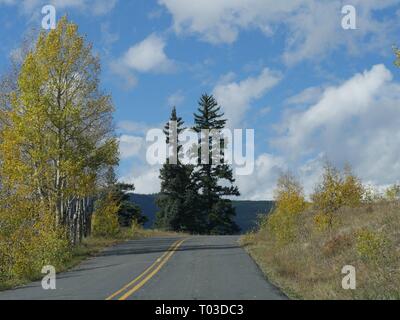 Route pittoresque vue avec un ciel bleu et des couleurs d'automne dans la région de Gilpin Comté (Colorado) Banque D'Images