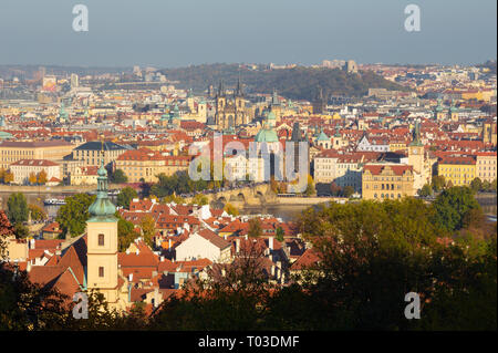 Prague - la vue sur la ville, avec le pont Charles et la vieille ville en lumière du soir à partir de la colline de Petrin.