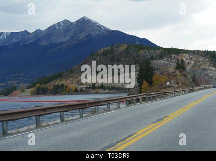 Gros plan de la route le long du réservoir Dillon, également connu sous le nom de Lake Dillon avec montagnes enneigées en arrière-plan. Banque D'Images