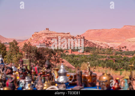Vue panoramique sur le ksar fortifié d'ait Ben Haddou et la vallée de l'oasis près de Ouarzazate, Maroc, site du patrimoine désertique de l'UNESCO. Banque D'Images