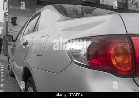 Feu arrière cassé sur une voiture gris Banque D'Images