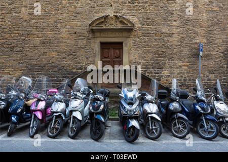 Les motos garées devant un Florence, Toscane, Italie. Banque D'Images