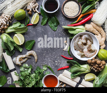 Divers ingrédients asiatiques sur un fond sombre. Ingrédients de cuisine asiatique. Concept d'aliments asiatiques. L'espace ouvert. Vue d'en haut Banque D'Images