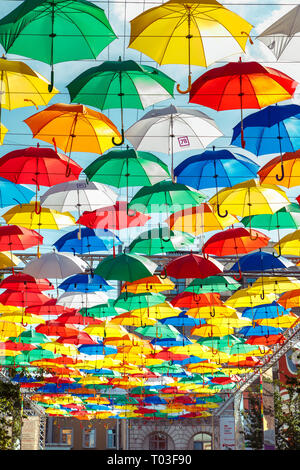 Saint-pétersbourg, Russie - le 27 août 2018 : allée de la flambée des parasols sur Salt Lane. Banque D'Images
