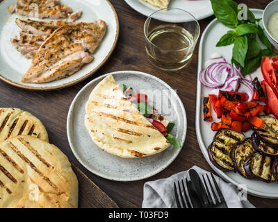 Pita, légumes grillés, paprika, oignon cru, aubergine, tomate, basilic et poulet avec sauce Banque D'Images