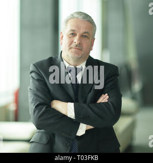 Portrait d'un homme d'adultes sur fond de bureau Banque D'Images