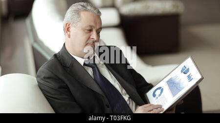 Gestionnaire de projet étudie les données financières.concept d'entreprise Banque D'Images