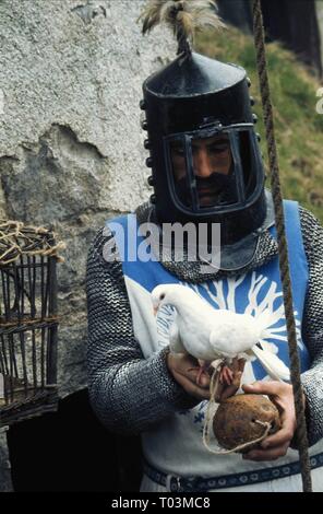 TERRY JONES, d'oiseaux, les Monty Python et le Saint Graal, 1975 Banque D'Images