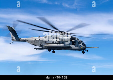 190315-N-NB544-1040 de l'OCÉAN PACIFIQUE (15 mars 2019) Un CH-53E Super Stallion moyen maritime avec l'escadron à rotors basculants (VMM) 163 (renforcée) décolle de la San Antonio-classe de transport amphibie USS dock John P. Murtha (LPD 26). John P. Murtha est en cours, la réalisation des opérations de routine dans le cadre d'un groupe amphibie USS Boxer (ARG) dans l'océan Pacifique. (U.S. Photo par marine Spécialiste de la communication de masse 2e classe Kyle Carlstrom) Banque D'Images