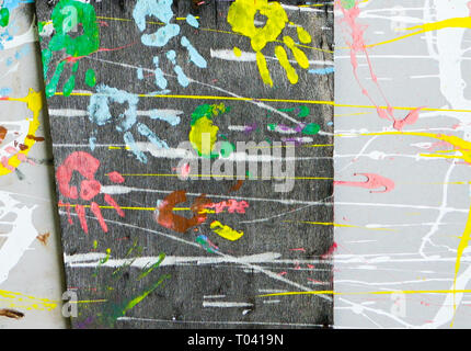 Belle main couleur imprime sur le mur Banque D'Images