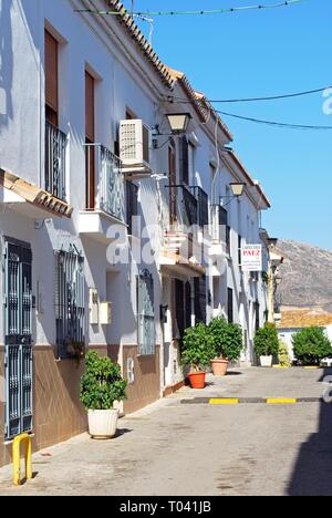 Espagnol traditionnel des maisons de ville à une rue de la vieille ville, Benalmadena Pueblo, Costa del Sol, Andalousie, Espagne, Europe. Banque D'Images