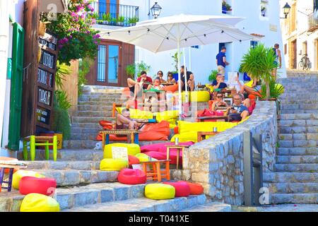 Cafe, Carrer Portal Nou, vieille ville d'Ibiza, IBIZA, Baléares, Espagne Banque D'Images