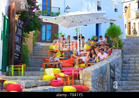 Cafe, Carrer Portal Nou, vieille ville d'Ibiza, IBIZA, Baléares, Espagne Banque D'Images