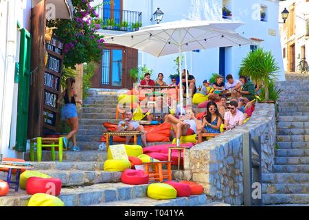 Cafe, Carrer Portal Nou, vieille ville d'Ibiza, IBIZA, Baléares, Espagne Banque D'Images