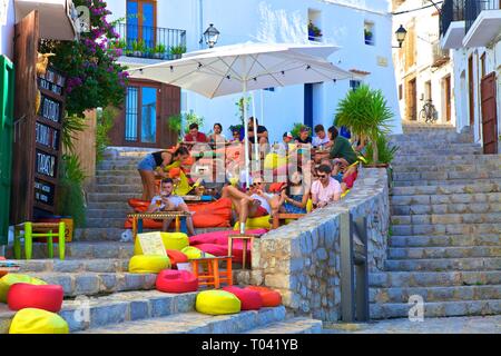 Cafe, Carrer Portal Nou, vieille ville d'Ibiza, IBIZA, Baléares, Espagne Banque D'Images