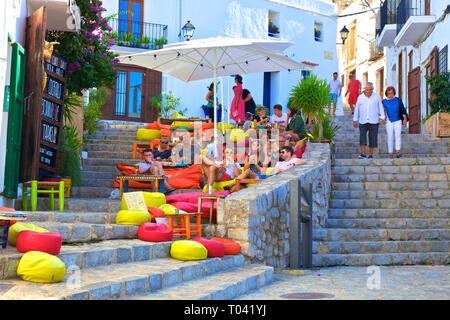 Cafe, Carrer Portal Nou, vieille ville d'Ibiza, IBIZA, Baléares, Espagne Banque D'Images