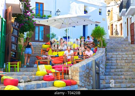 Cafe, Carrer Portal Nou, vieille ville d'Ibiza, IBIZA, Baléares, Espagne Banque D'Images