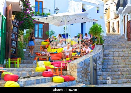 Cafe, Carrer Portal Nou, vieille ville d'Ibiza, IBIZA, Baléares, Espagne Banque D'Images