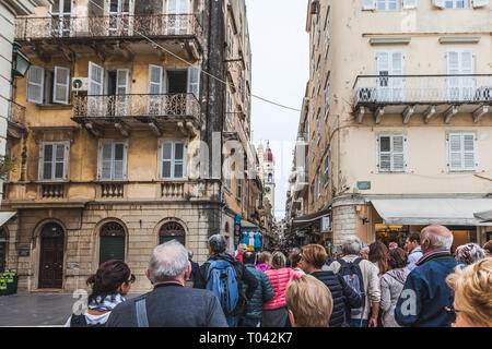 Corfou GRÈCE - 23 octobre 2018 : les touristes dans les rues du centre historique. Banque D'Images