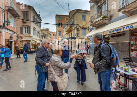 Corfou GRÈCE - 23 octobre 2018 : les touristes dans les rues du centre historique. Banque D'Images