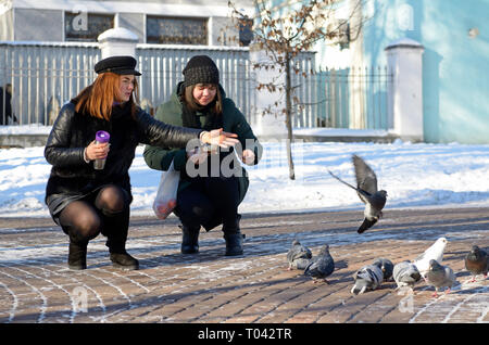 Deux femmes nourrir les pigeons dans Mariininskiy park. Le 21 décembre 2018. Kiev, Ukraine Banque D'Images