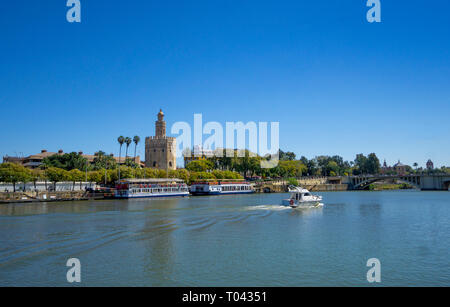 Petite powerboat​ sur le Guadalquivir en passant le Tour de l'or à Séville Banque D'Images