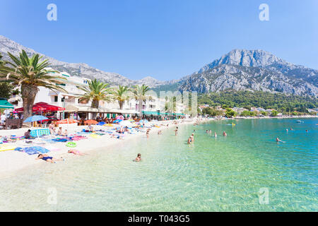 Gradac, Dalmatie, Croatie, Europe - 24 août 2017 - Plusieurs touristes baignade et détente à la plage de Gradac Banque D'Images