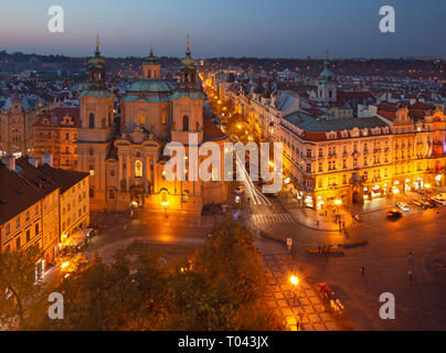 Prague - Le panorama avec l'église Saint Nicolas, Staromestske square et de la vieille ville au crépuscule. Banque D'Images