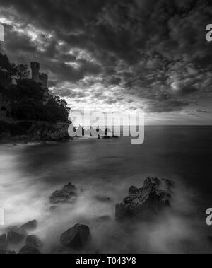 Noir et blanc, d'une exposition longue, capture de château sur une colline près de la mer, Cala Frares, Lloret de Mar, Espagne Banque D'Images