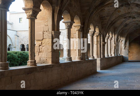 L'architecture du cloître dans la cour du monastère de Santa María de Vallbona, Urgell, en Catalogne, Espagne Banque D'Images